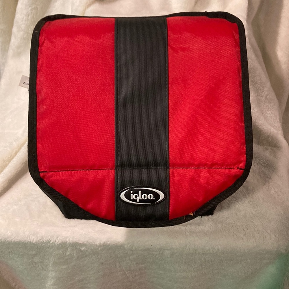 NWT IGLOO PORTABLE & COLLAPSE SHOULDER COOLER (6 PACK & SNACKS)